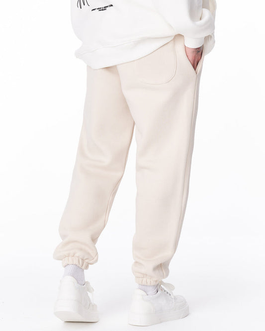 Martin Valen "Fell Better" men's beige jogger close-up lower leg, white sneakers and visible elastic hem