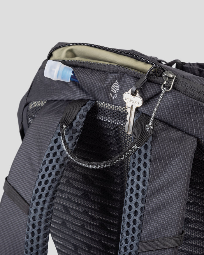 b1611_902_trailhead_pack_20l_black_i_1600x2000_2a2e340_1756934148000
